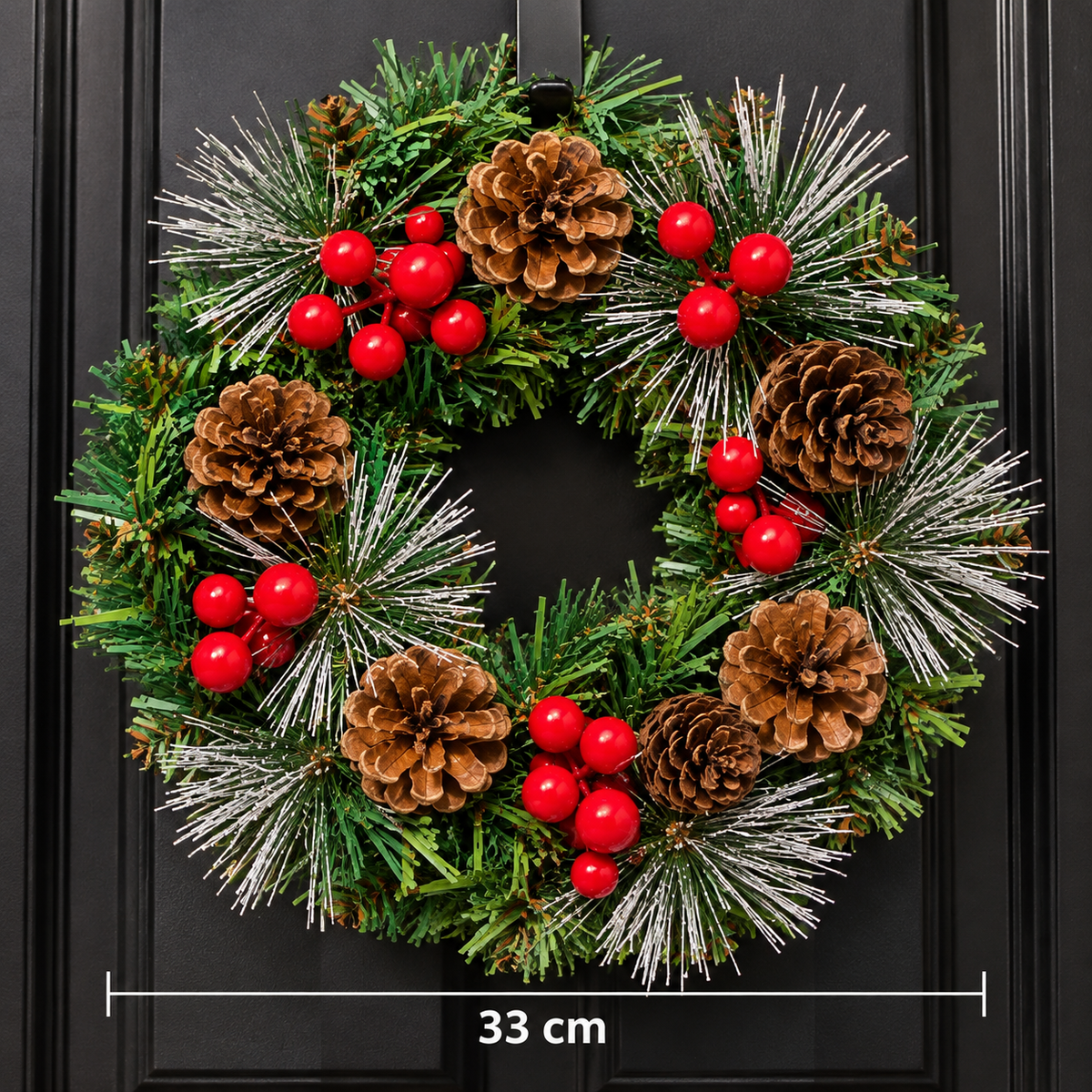 Dekorativ Julekrans med Kogler, Røde Bær og Sneeffekt – 33 cm
