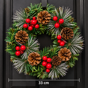 Dekorativ Julekrans med Kogler, Røde Bær og Sneeffekt – 33 cm