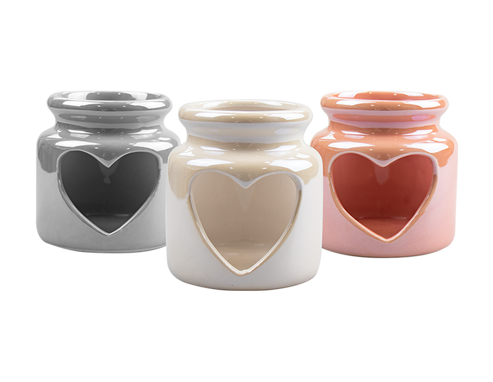 Disse tidløse fyrfadsstager vil bringe en moderne, moderne følelse, som komplementerer ethvert rum eller rum. Fyrfadsstagerne har et hult center og et dekorativt hjertedesignhul, der tillader en omgivende glød i ethvert område. Den åbne top giver mulighed for sømløs ventilation. Udformet med en perleformet keramisk finish. Hver fyrfadsstage er 9,5 cm høj.